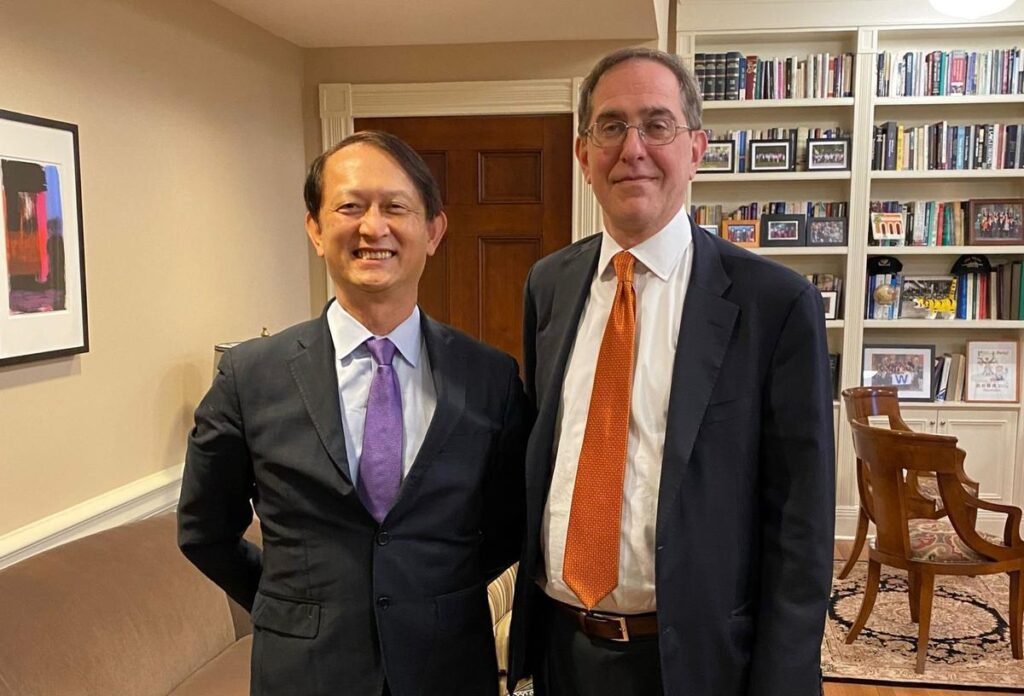 Vincent Chang meets with Princeton University President and its top officials. Source: BRAC University website